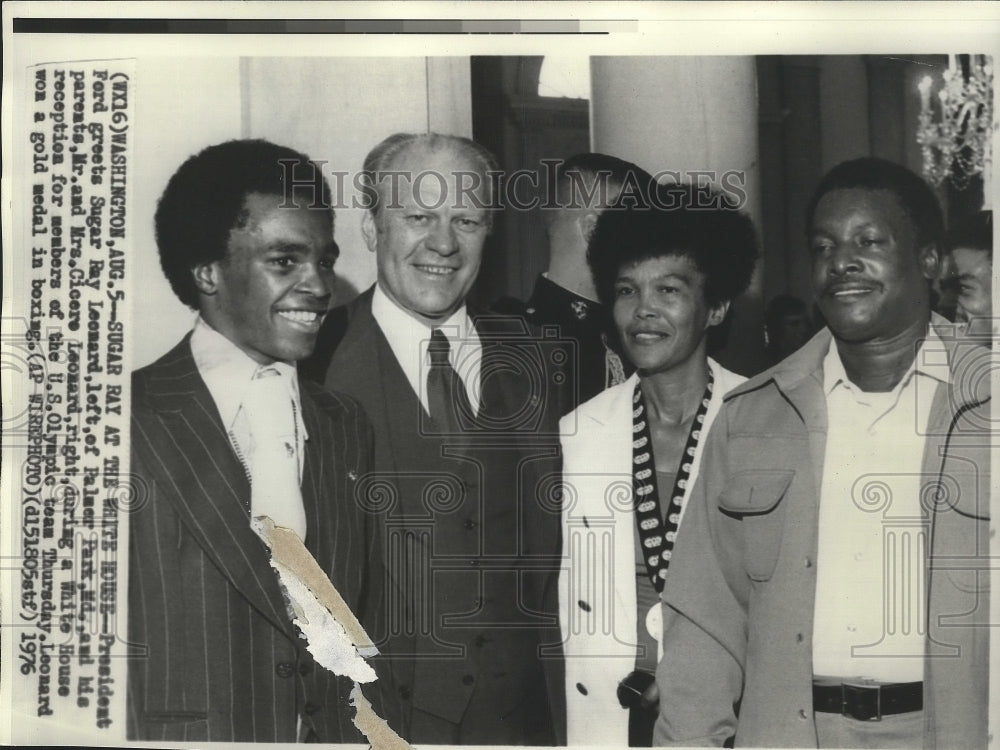 1976 Press Photo President Ford , Olympic boxer Sugar Ray Leonard &amp; Parents- Historic Images