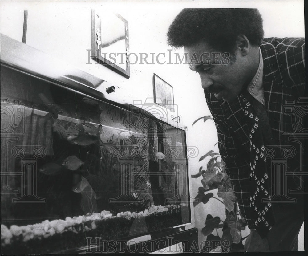 1975 Press Photo Olympic Boxer, Toby Gibson, checks out aquarium - sps06114- Historic Images