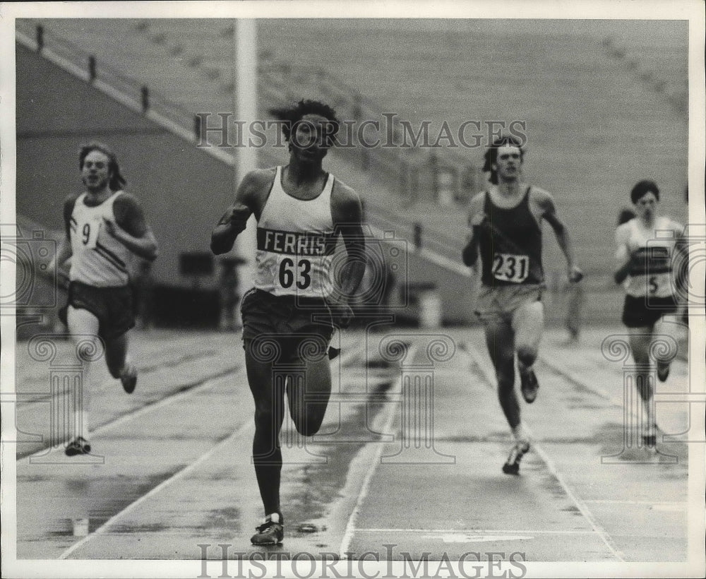 1974 Press Photo Ferris track and field runner, Larry Hunt, during race- Historic Images