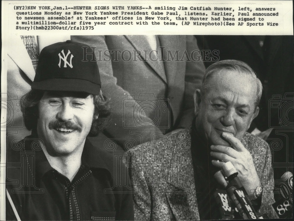 1975 Press Photo New York Yankees baseball&#39;s Jim &quot;Catfish&quot; Hunter &amp; Gabe Paul- Historic Images