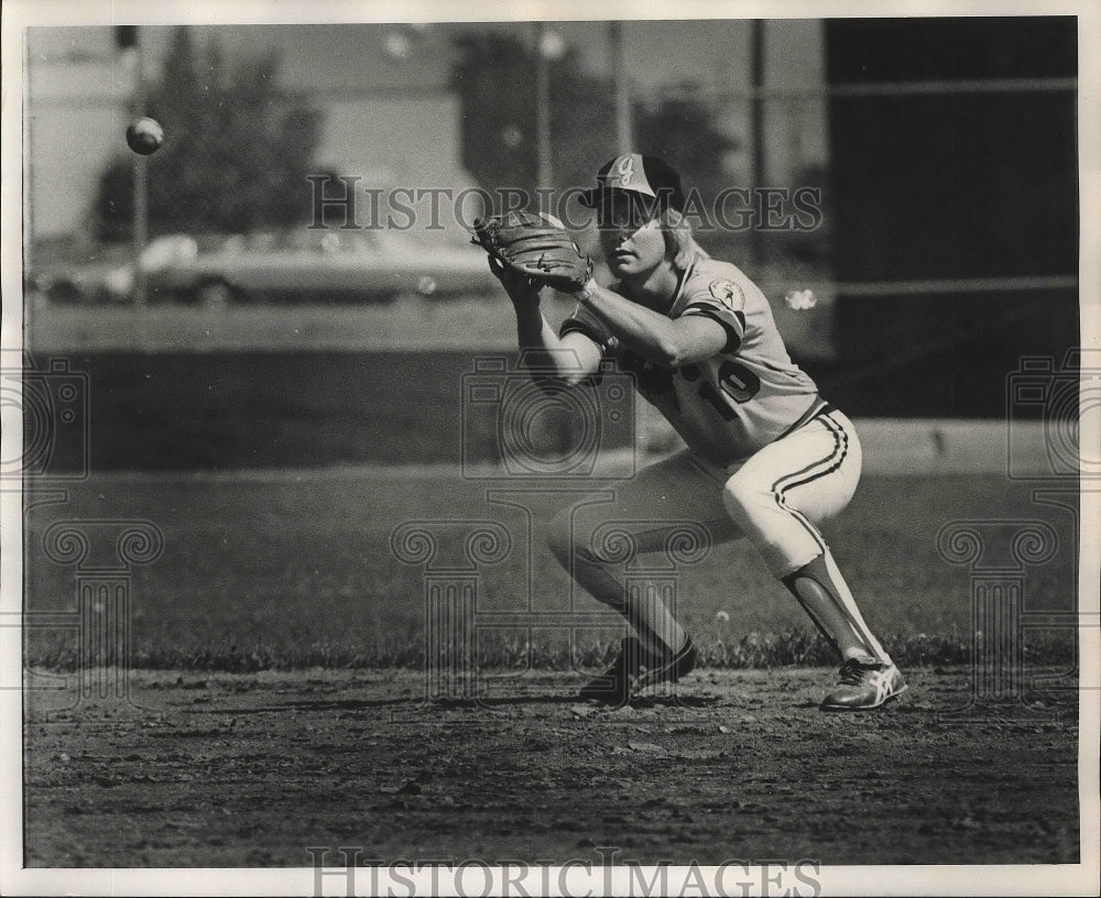 1979 Press Photo Bill Hainline-Baseball Player Squats to Catch the Baseball- Historic Images