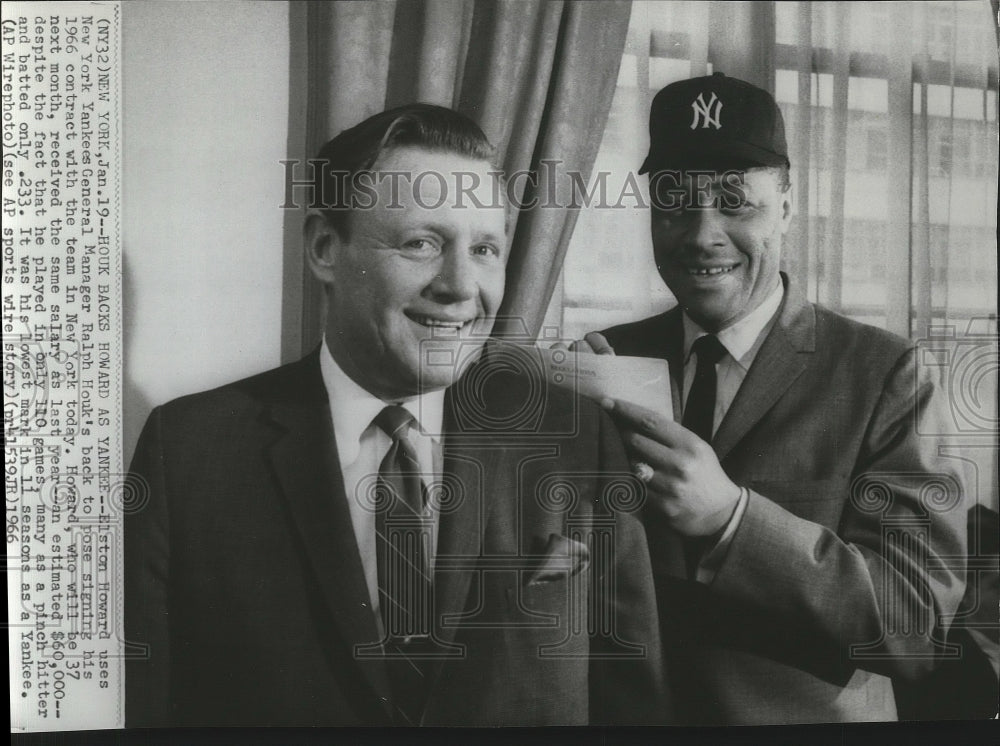 1966 Press Photo Ralph Houk assists Yankee Elston Howard in contract signing, NY- Historic Images