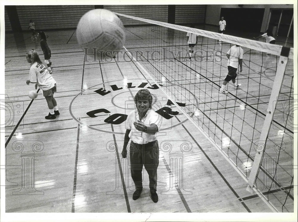 1993 Press Photo Karen Gilmore punches a volleyball at East Valley&#39;s Ellis Court- Historic Images