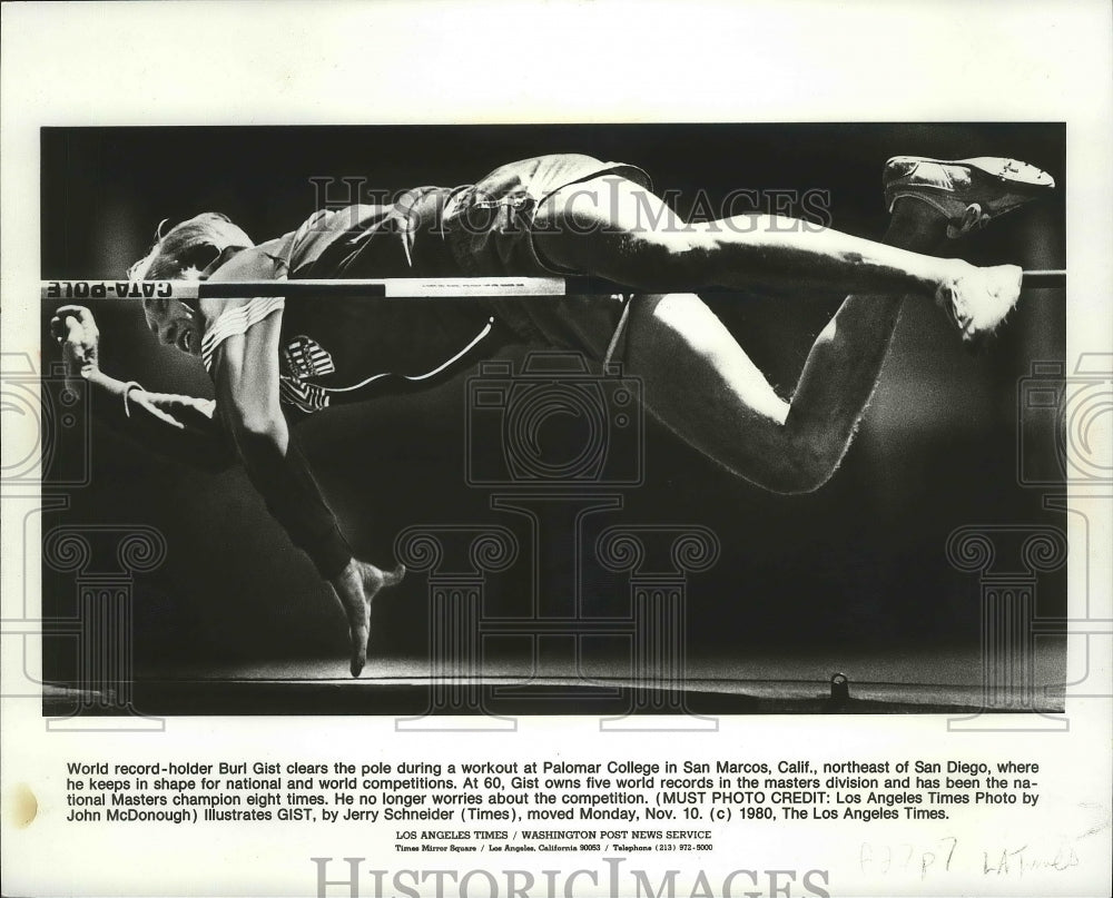 1980 Press Photo World record-holder track athlete, Burl Gist, clears the pole- Historic Images