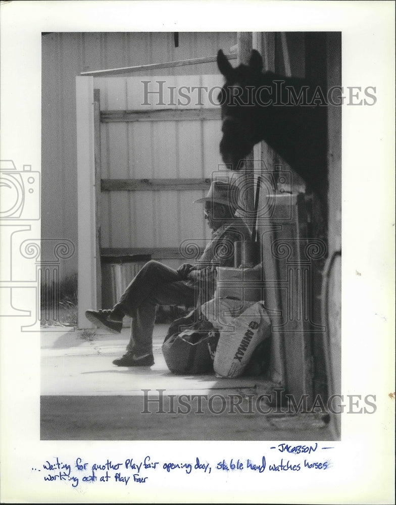 1989 Press Photo Stable hand waiting for Opening day At Play Fair, Horse racing- Historic Images