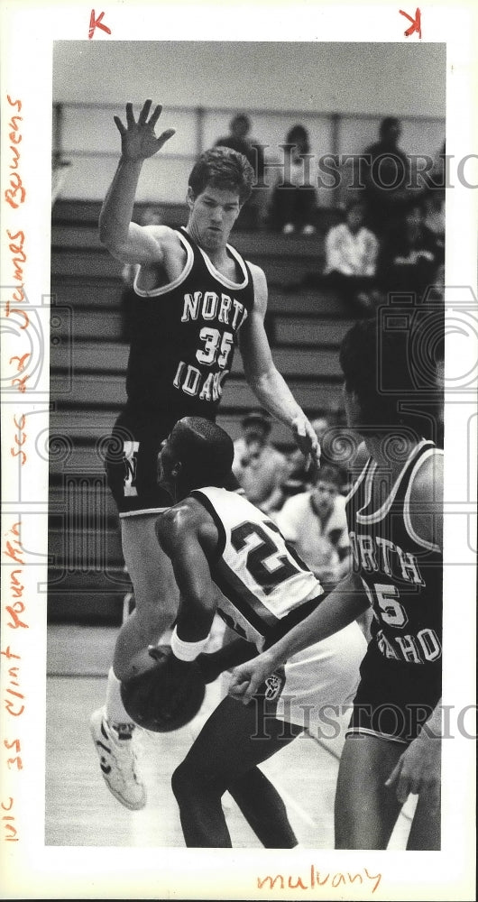 1986 Press Photo North Idaho College basketball player, Clint Younkin, in action- Historic Images