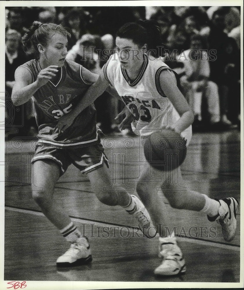 1993 Press Photo Moira Geraghty &amp; Suzie Boots in basketball action - sps06556- Historic Images