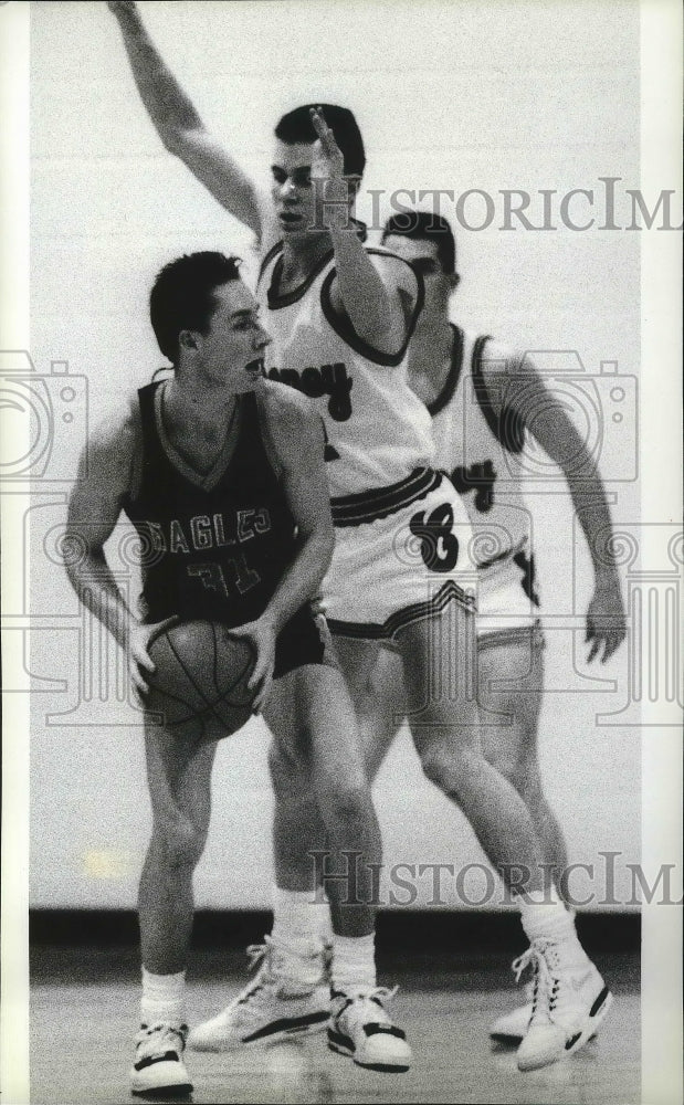 1990 Press Photo WV player, Jason Gillam, against rivals in basketball action- Historic Images