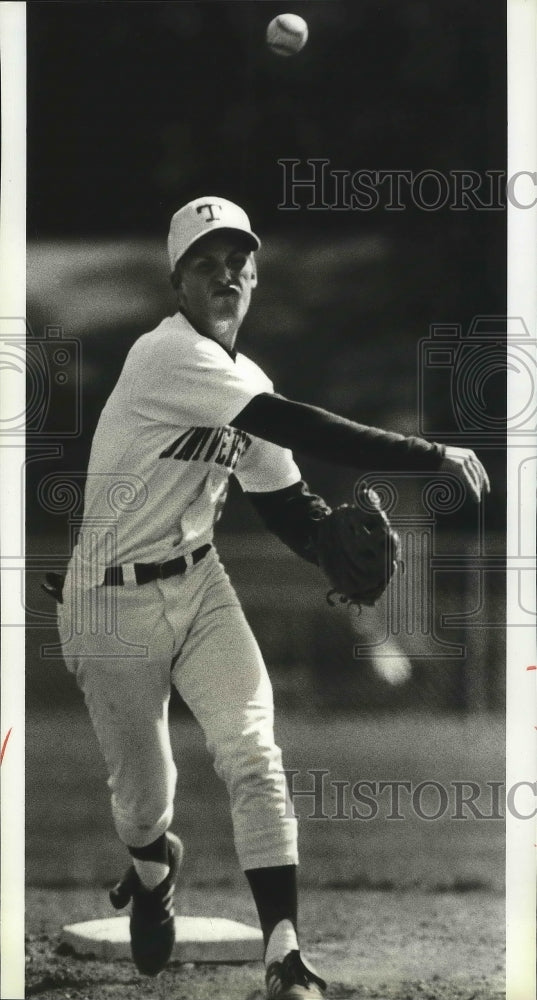 1990 Press Photo University High baseball shortstop, Jeff Gantar, in action- Historic Images