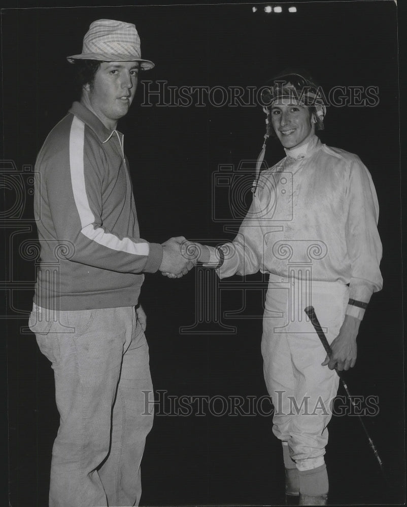 1978 Press Photo Trainer Tom Roberts congratulated by jockey Joe Gonsalves- Historic Images