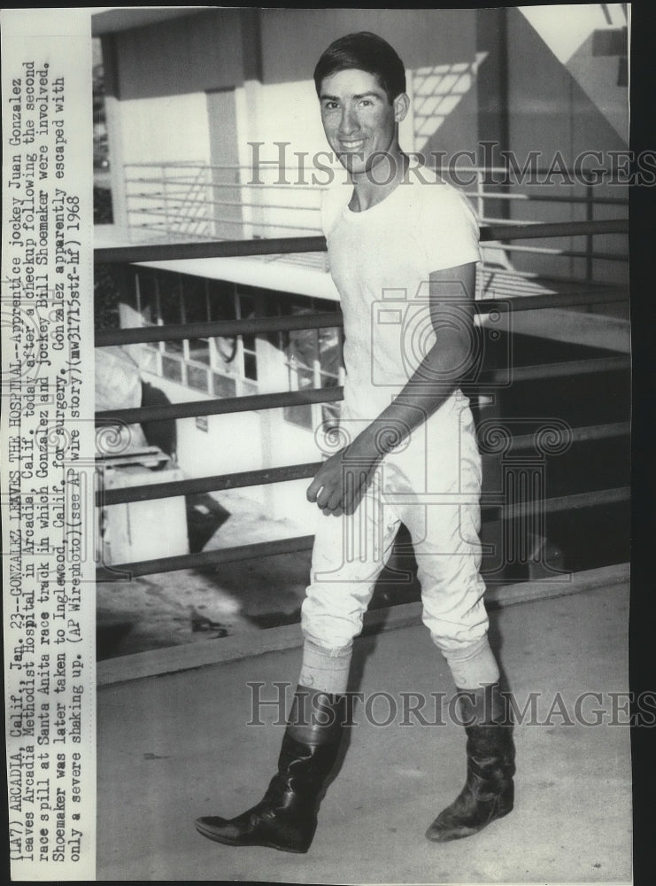 1968 Press Photo Apprentice jockey Juan Gonzalez leaves Arcadia Hospital- Historic Images