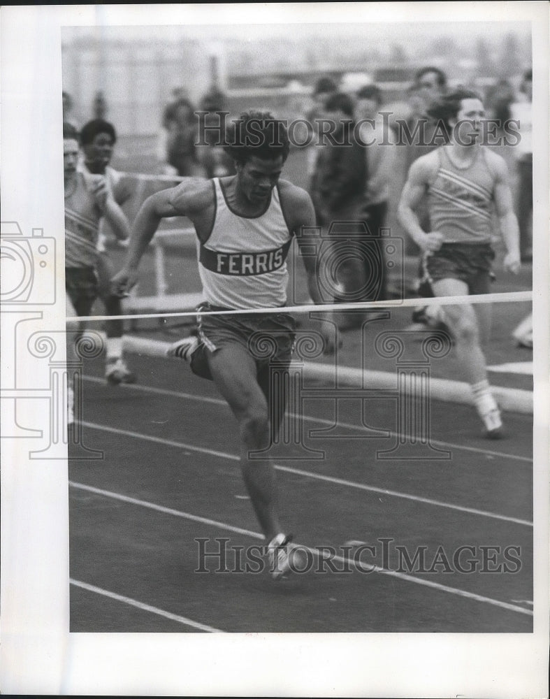 1974 Press Photo Ferris track &amp; field athlete, Larry Hunt, during 100 yard dash- Historic Images