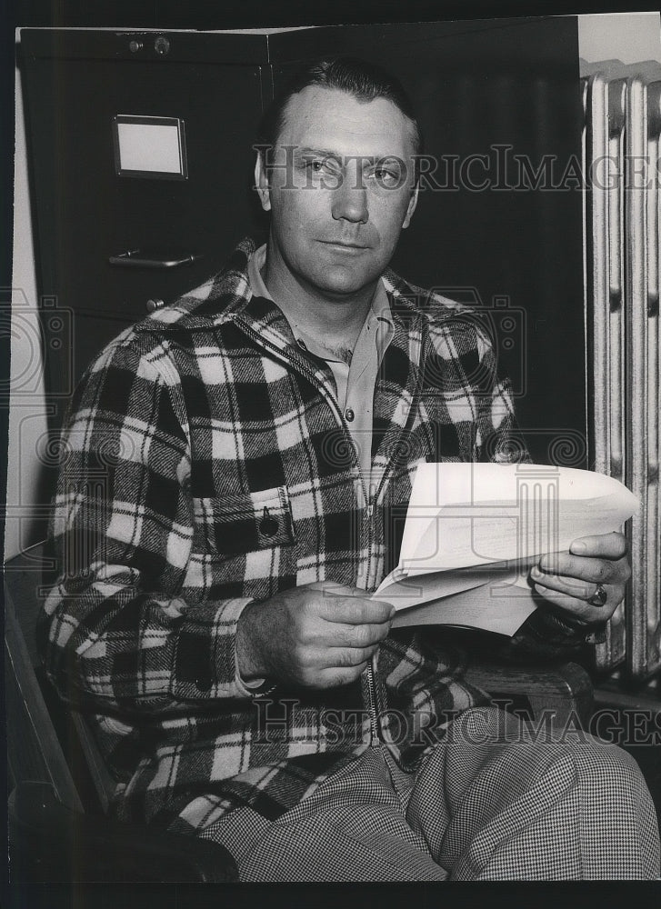 1952 Press Photo Former Idaho football coach, Dixie Howell, holding papers- Historic Images