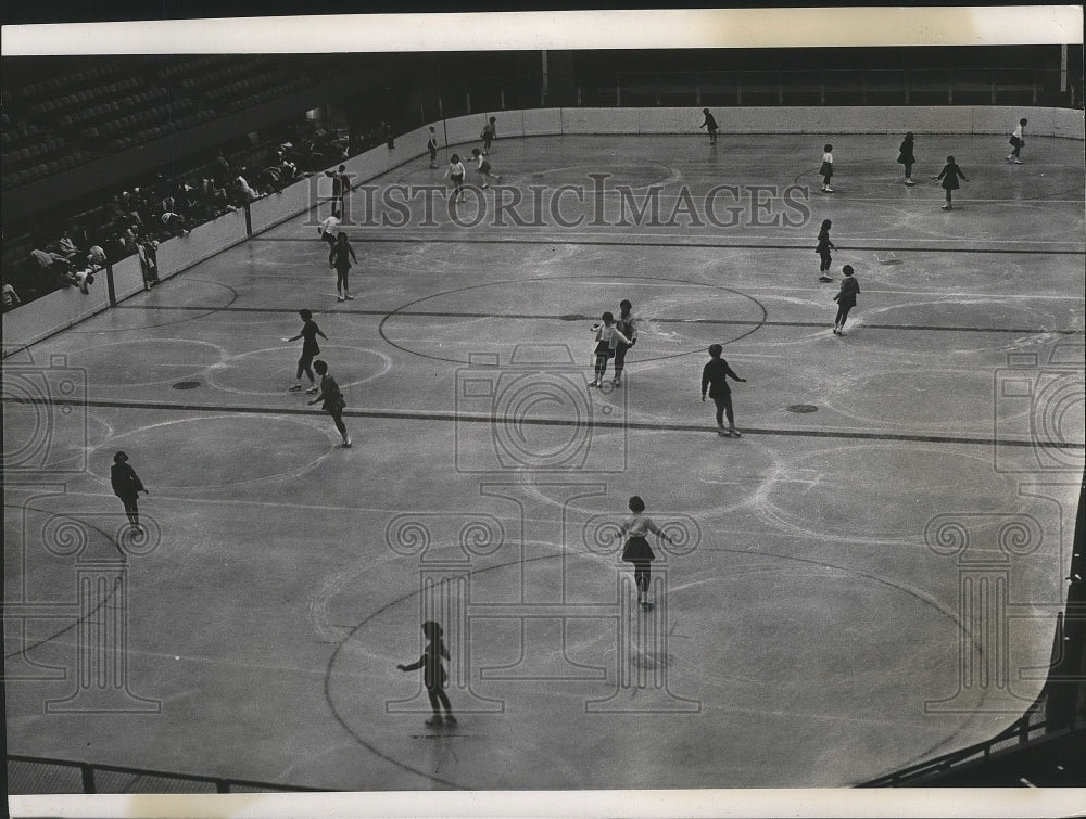 1963 Press Photo Figure skating in coliseum in Spokane - sps07097- Historic Images