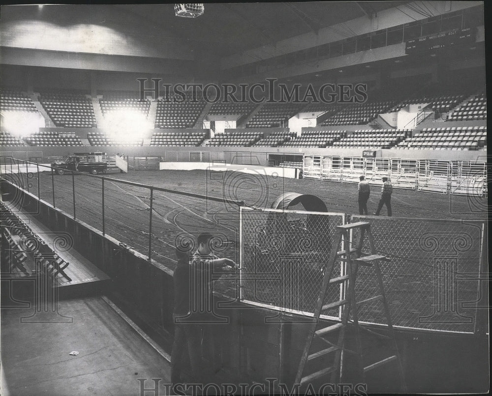 1985 Press Photo Turning Coliseum into an indoor arena for Diamond Spur Rodeo- Historic Images