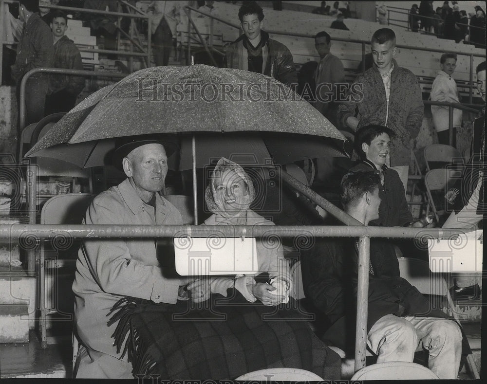 1981 Press Photo Mr. &amp; Mrs. George Yarroll at rainy Spokane-Tacoma baseball game- Historic Images