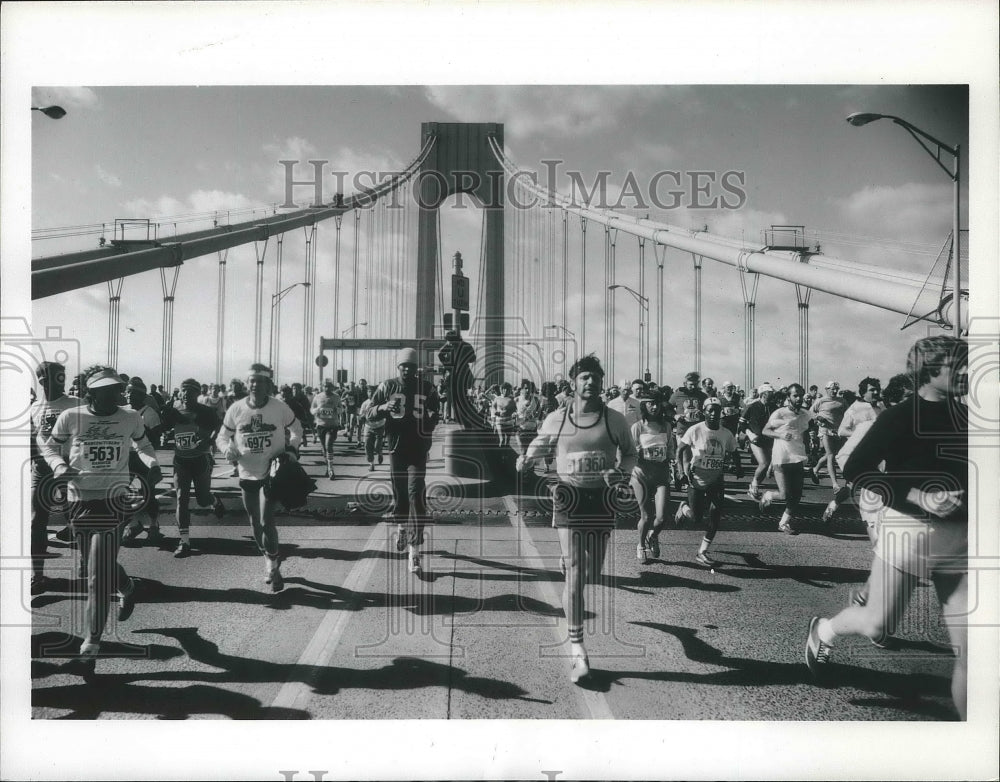 1981 Press Photo New York City Marathon participants on bridge - sps07322- Historic Images