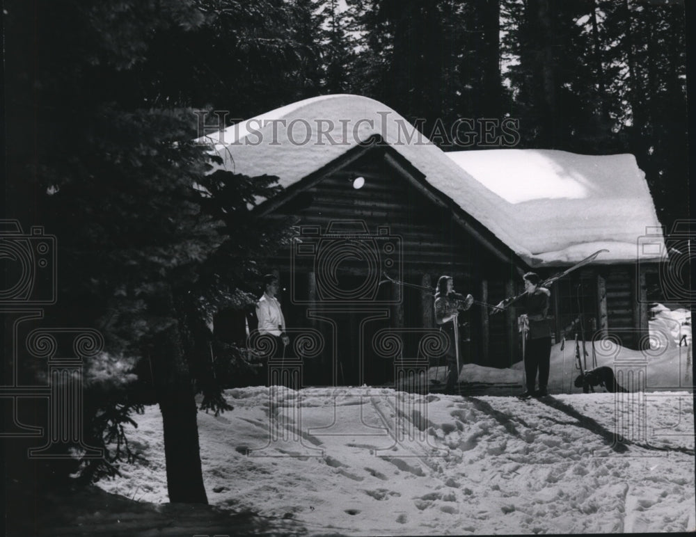 1950 Press Photo Skiers outside a lodge at Payette Lake Ski area - sps07363- Historic Images