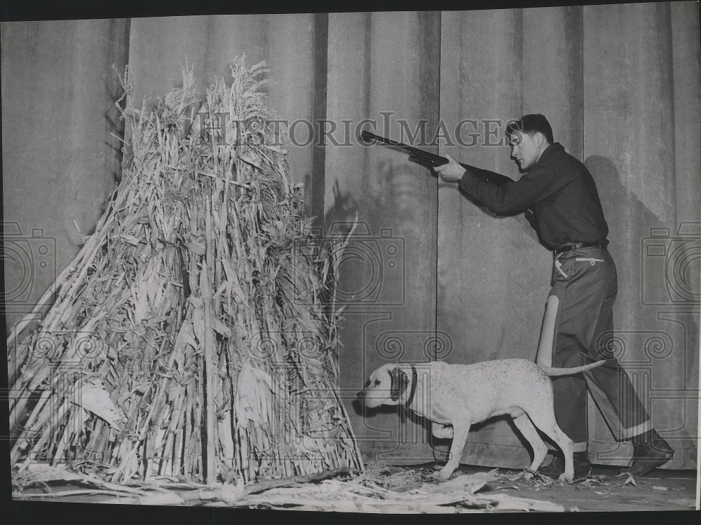 1955 Press Photo Hunting duo English Pointer, D-Day Ike, Bob O&#39;Loughlin, handler- Historic Images