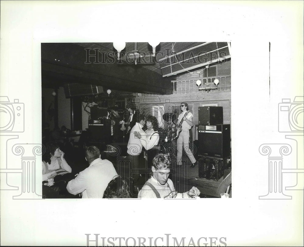 1988 Press Photo Skiers enjoy entertainment in pub at 49 Degrees North- Historic Images