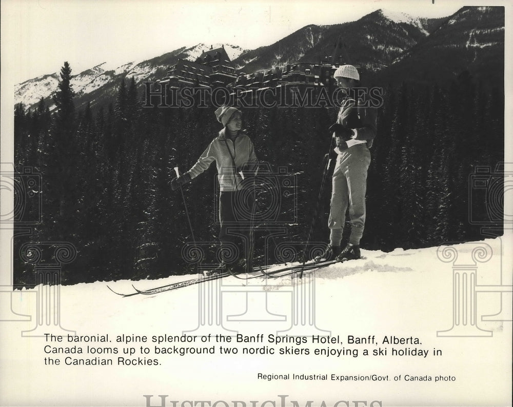 1989 Press Photo Skiers at the Banff Springs Hotel in Alberta, Canada- Historic Images