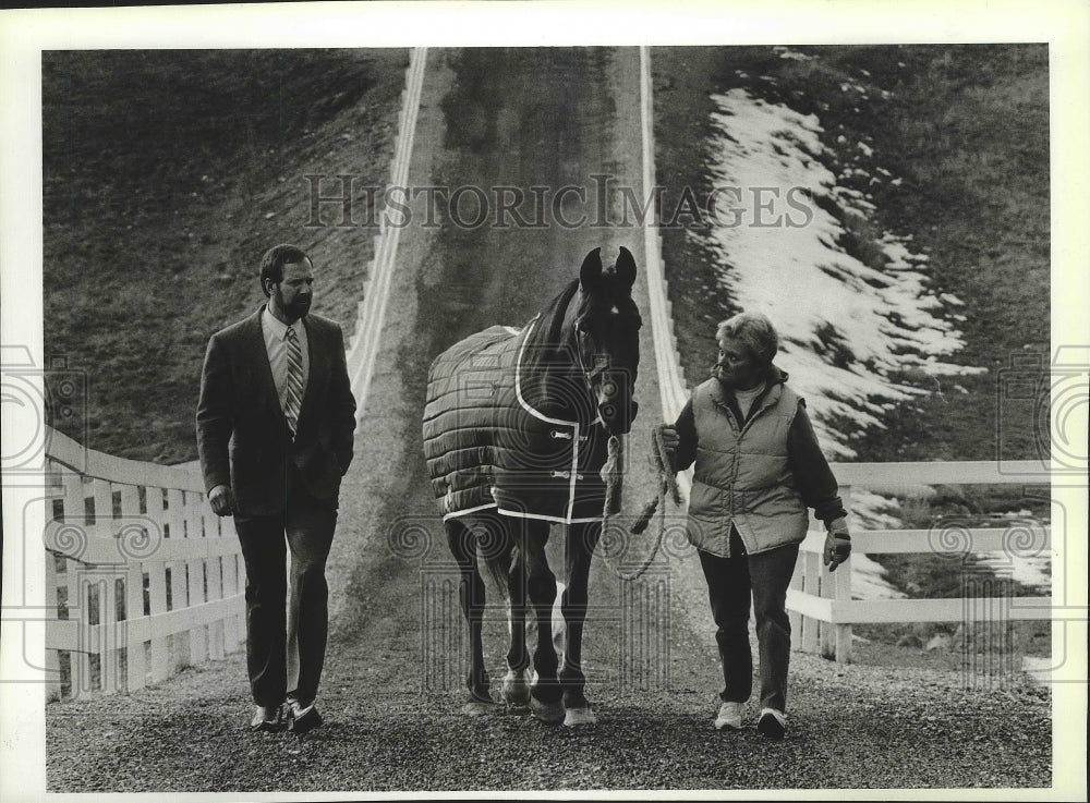 1987 Press Photo Horse racing&#39;s Firajzaa with owner, Lorie Stobie &amp; Vet Dr.Balch- Historic Images