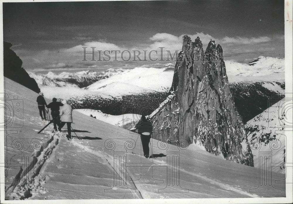 1970 Press Photo Skiers at Bugaboos, Purcell Mountain-British Columbia, Canada- Historic Images