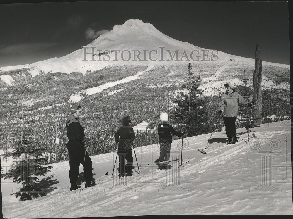 1965 Press Photo A family of skiers at Mt. Hood Ski Bowl skiing area in Oregon- Historic Images