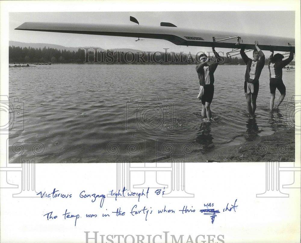 1988 Press Photo Victorious Gonzaga rowing team lifts 8-man shell from Long Lake- Historic Images