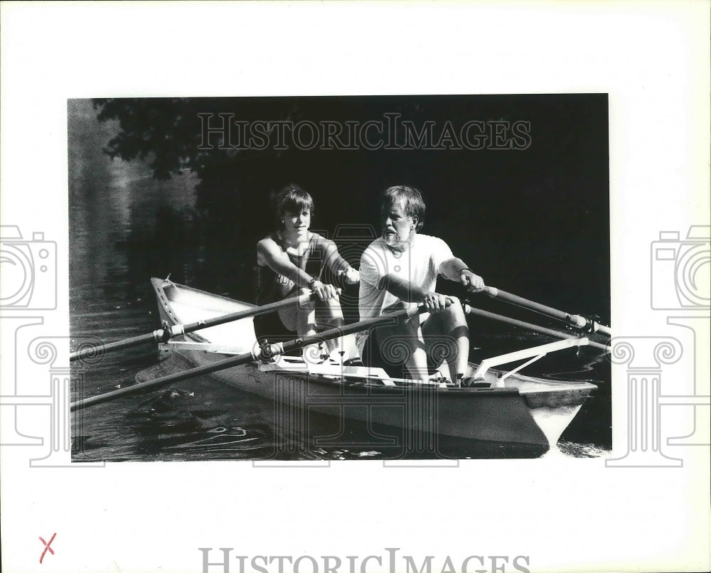 1988 Press Photo Erika Collins and Allen Couch enjoy rowing together - sps07864- Historic Images