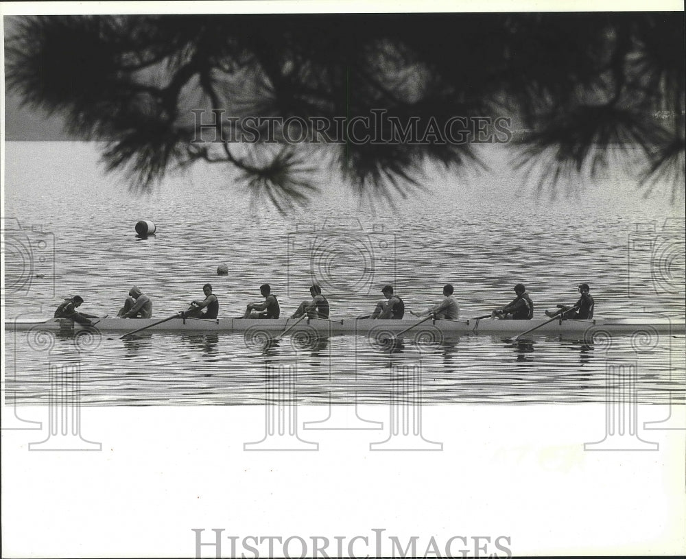 1986 Press Photo A lone rowing team in action - sps07866- Historic Images