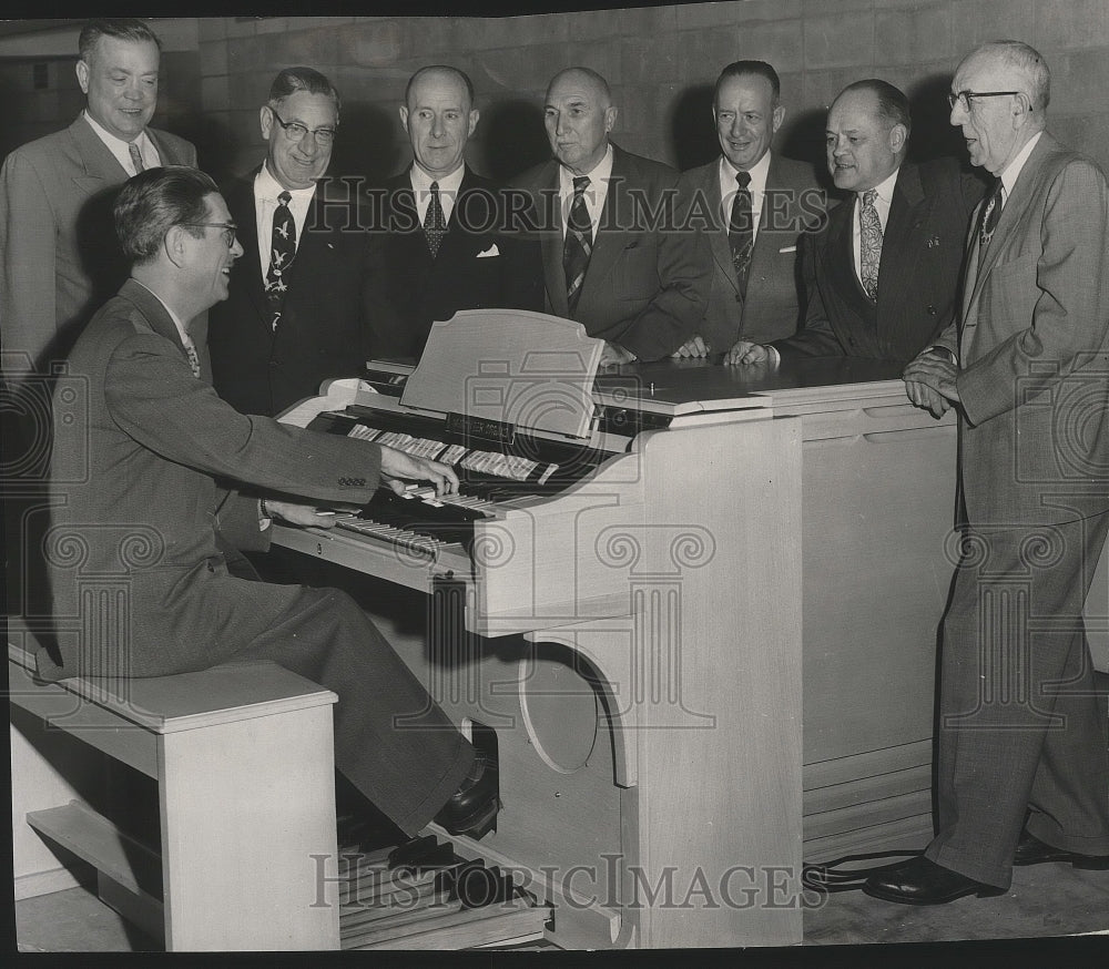 1954 Press Photo The Coliseum board surrounds a donated $4000 Wurlitzer organ- Historic Images