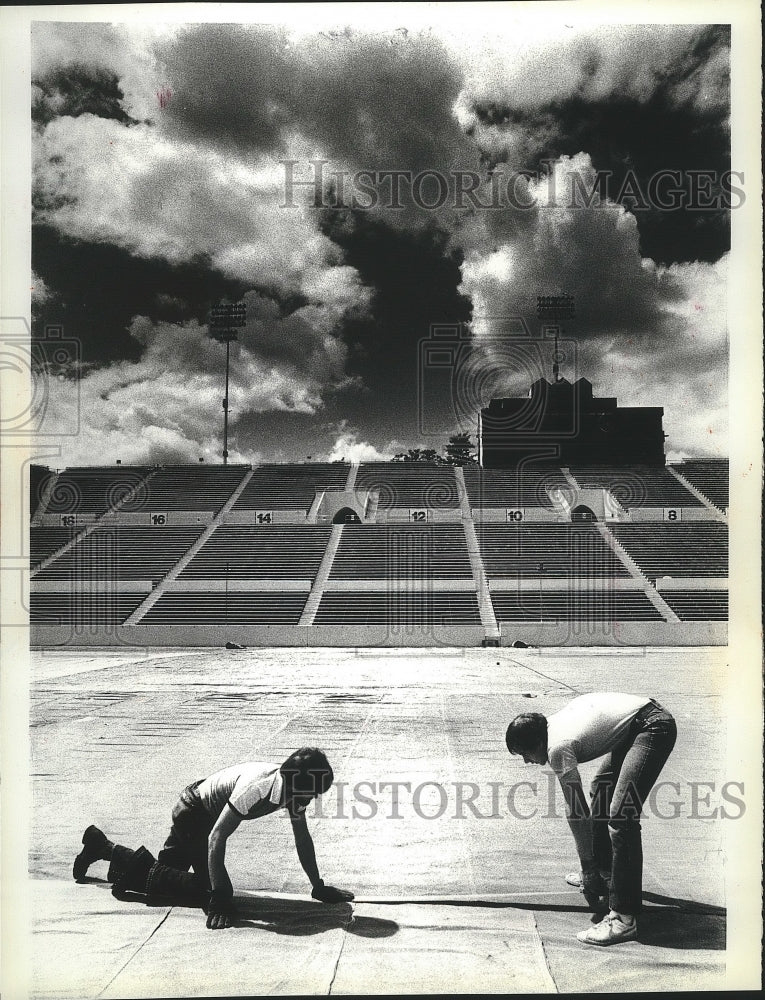 1983 Press Photo Crewmen at work at the Albi Stadium is Spokane, Washington- Historic Images