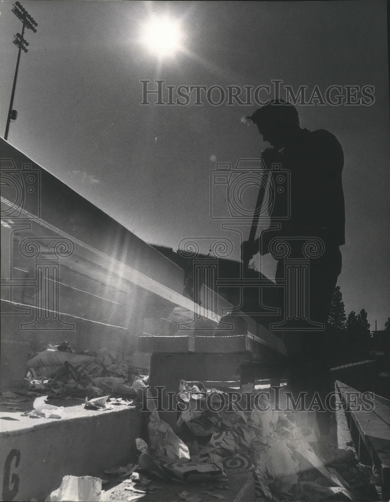 1985 Press Photo Charles J. Edwards helps with clean up at Albi Stadium- Historic Images