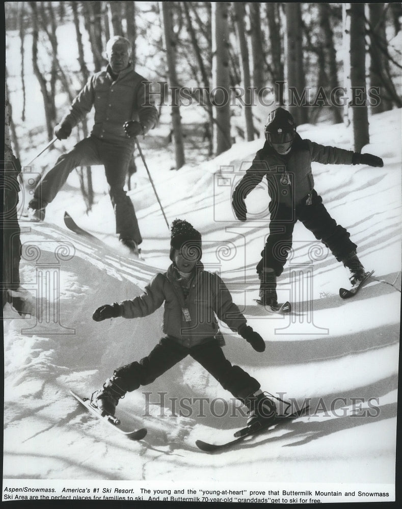 1984 Press Photo Family skis down Colorado&#39;s Snowmass Ski Area - sps08020- Historic Images