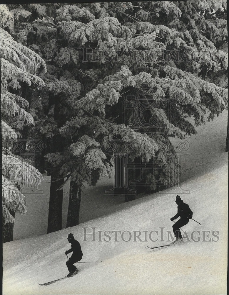 1983 Press Photo A pair of skiers at Mount Bachelor skiing area in Oregon- Historic Images