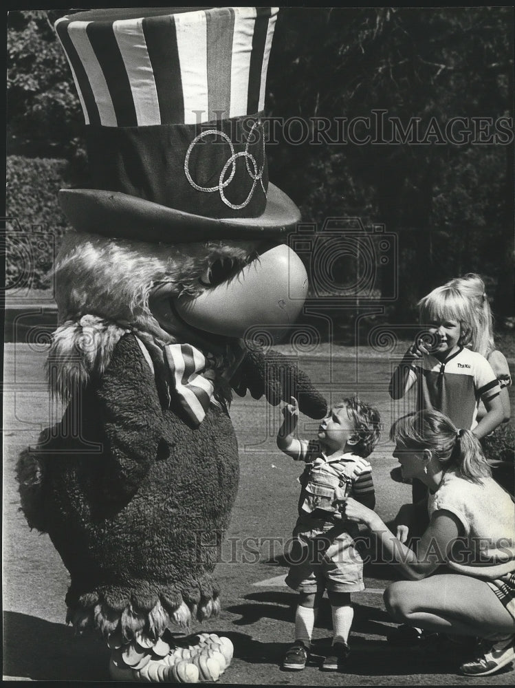 1984 Press Photo Olympic Game mascot with Aaron Taylor and mother, Marian- Historic Images