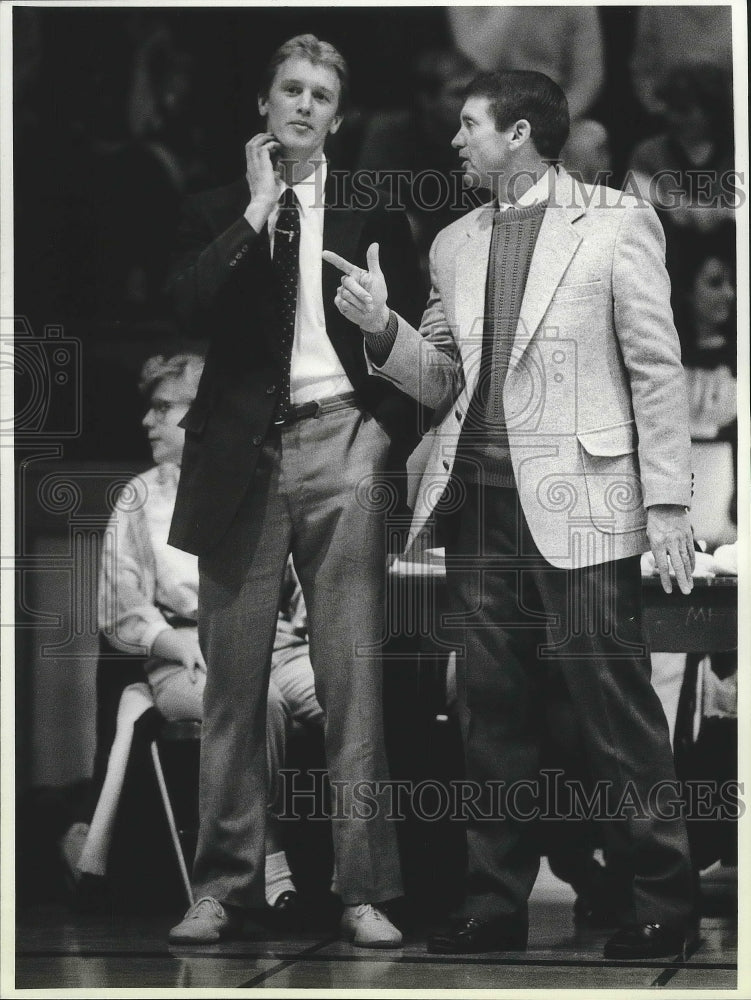 1988 Press Photo Basketball's Jay Humphrey with his dad, Denny during game- Historic Images