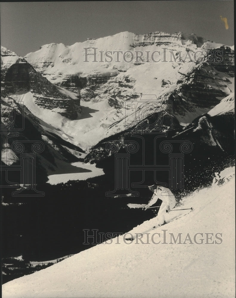 1991 Press Photo A lone skier at Lake Louise Banff National Park, Canada- Historic Images