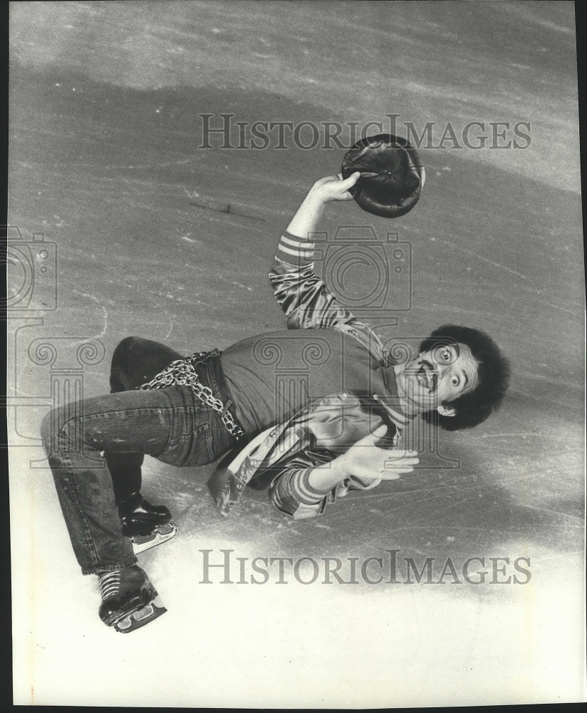 1979 Press Photo Ice Capades performer, Jean Pieruc, in comedy skating action- Historic Images