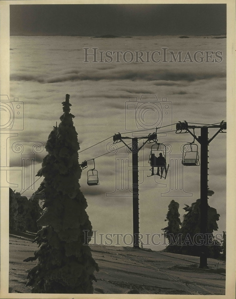 1986 Press Photo Skiers take chair lift at Big Mountain skiing area to see sun- Historic Images