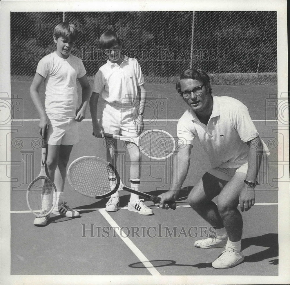 1971 Press Photo Tennis instructor Bruce Grogan with students Jeff &amp; J. Scott- Historic Images