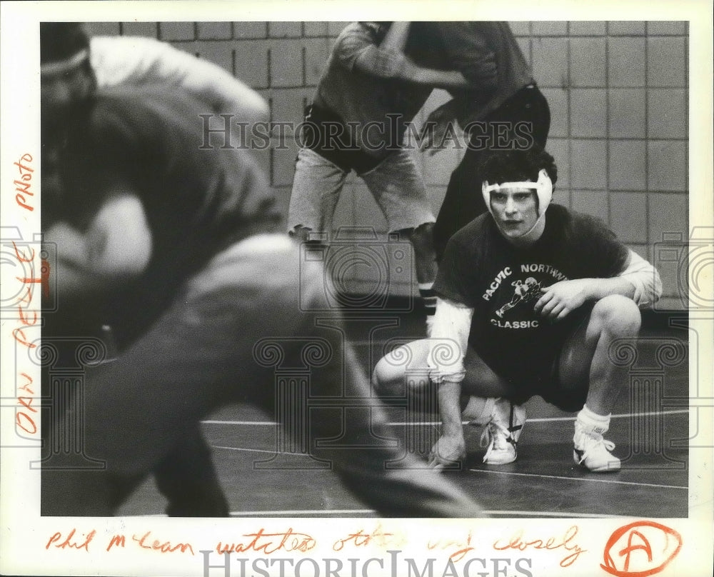 1985 Press Photo Wrestler Phil McLean watches competition very closely- Historic Images