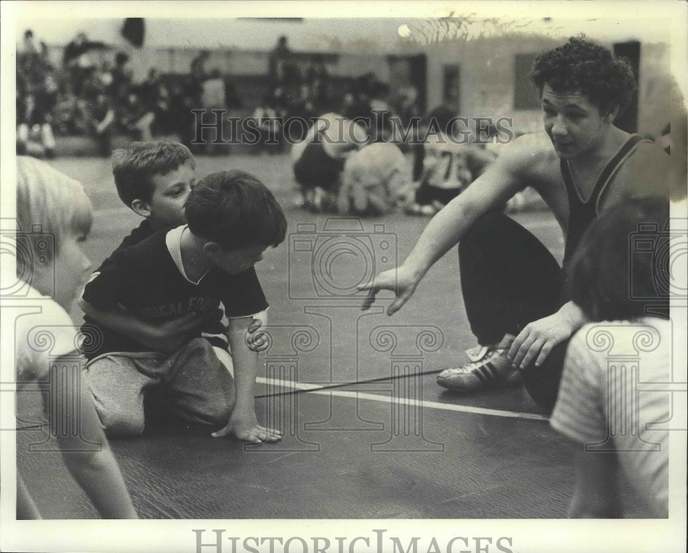 1977 Press Photo Shadle Park Wrestler Lou Lauber with young learners - sps08396- Historic Images