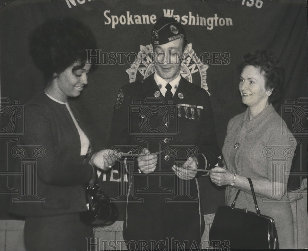 1964 Press Photo Family of Toby Gibson &amp; Track star Jerry Lingren given aid- Historic Images