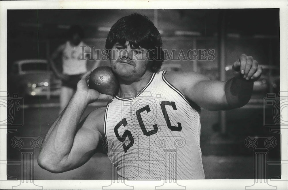 1977 Press Photo SCC track and field shot putter, Roy Martin - sps08764- Historic Images