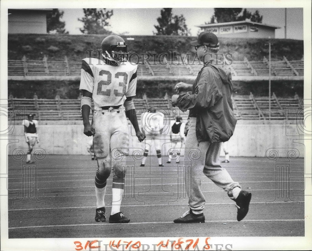 1978 Press Photo Football player, Vic Wallace with NC Coach Bauer - sps08809- Historic Images