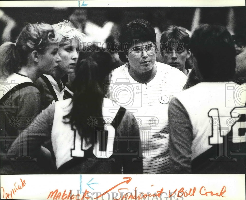 1984 Press Photo Sandpoint volleyball , Irene Matlock, talks to her team- Historic Images