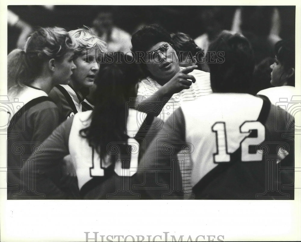 1984 Press Photo Sandpoint volleyball , Irene Matlock, instructs players- Historic Images