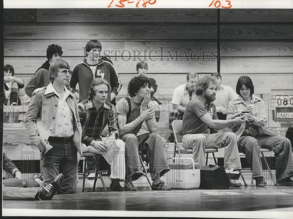 1978 Press Photo Cheney wrestling coaches Rich Rust and Sam Indorf watches match- Historic Images